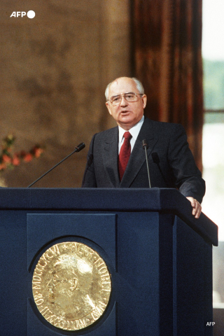 Mikhail Gorbachev prononce son discours d'acceptation du prix Nobel de la paix à l'hôtel de ville d'Oslo le 5 juin 1991. - Olav Olsen - AFP