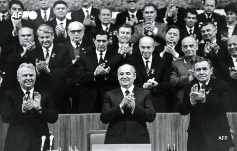 Mikhaïl Gorbatchev (c), secrétaire général du Parti communiste de l'Union soviétique (PCUS), et plusieurs membres du Presidium du Congrès du PCUS, le 25 février 1986 à l'ouverture du congrès du parti au Kremlin. - TASS - AFP