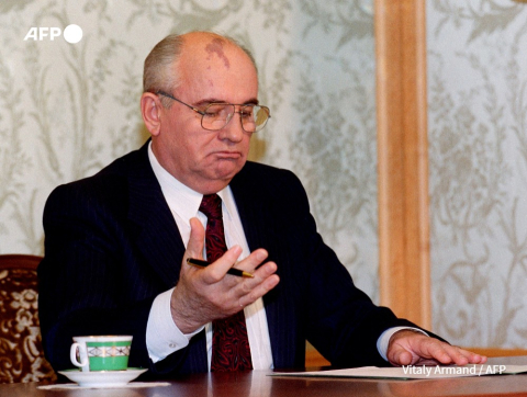 The last Soviet leader Mikhail Gorbachev prepares to read his resignation statement on December 25, 1991 - Vitaly Armand - AFP