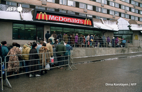 Des Moscovites font la queue, le 1er février 1992 à Moscou, devant l'enseigne de restauration rapide américaine, McDonald's. - Dima Korotayen - AFP