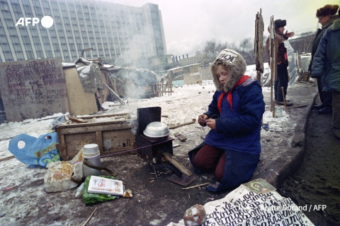 Une petite fille sans-abri se tient près de tentes artisanales près de la Place Rouge, le 16 décembre 1990 à Moscou. - André Durand- AFP