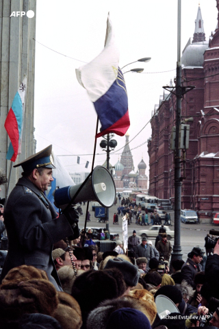 Plusieurs centaines de personnes manifestent sur la place Manezh près du Kremlin à Moscou le 8 février 1992, appelant le gouvernement russe à démissionner. - Michael Evstafiev - AFP