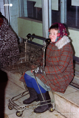 A Moscovite with empty shopping basket in January 1992 - Anatoly Sapronenkov - AFP