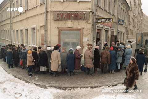 Moscovites queue for bread in January 1992 - Anatoly Sapronenkov - AFP