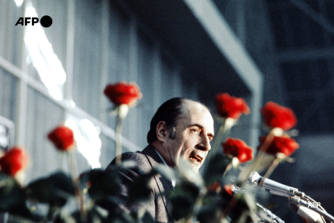 François Mitterrand, président du Parti socialiste français et candidat aux prochaines élections présidentielles, prononce un discours lors d’une réunion de campagne à Dijon, Côte-d’Or, France centrale, le 26 avril 1974. La rose, vue au premier plan, est le symbole du Parti socialiste français.