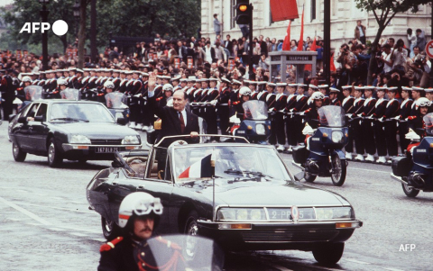François Mitterrand salue la foule sur les Champs-Elysées le 21 mai 1981 - AFP