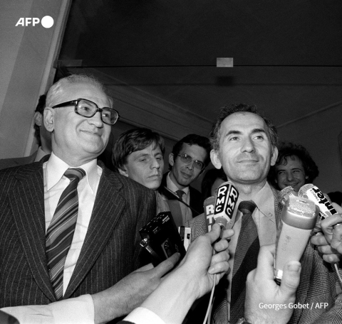 Jean Poperen, pour le PS, et Charles Fiterman, pour le PCF, viennent de signer un accord de gouvernement Georges Gobet - AFP