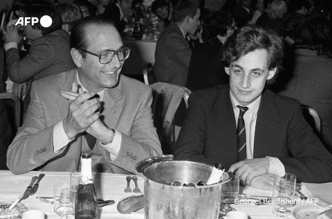 Jacques Chirac et le jeune Nicolas Sarkozy en mars 1981 Georges Bendrihem - AFP