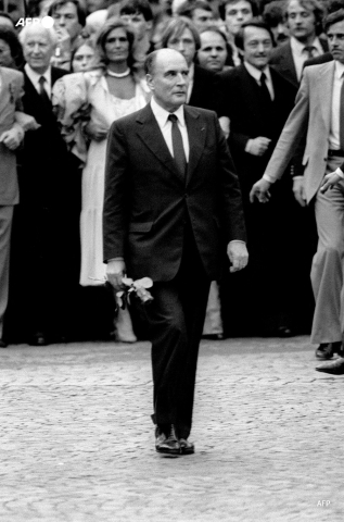 M. Mitterrand se dirige vers le Panthéon le 21 mai 1981 - AFP