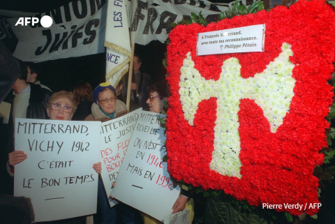 Manifestation le 12 novembre 1992 rue Nelaton à Paris contre le dépôt par Mitterrand d'une gerbe sur la tombe de Pétain - AFP