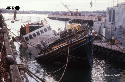 Le Rainbow Warrior, le 14 août 1985 un mois après avoir été en partie coulé dans la baie d'Auckland Patrick Riviere - AFP