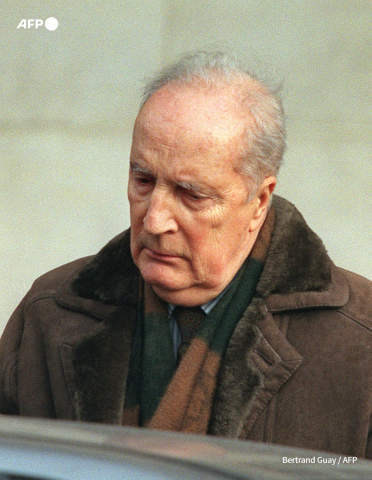 Robert Mitterrand le 8 janvier 1996, sortant de l'appartement de son frère décédé Bertrand Guay - AFP