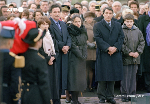 La famille de François Mitterrand à ses obsèques à Jarnac le 11 janvier 1996 - DERRICK CEYRAC - AFP