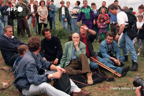 Mitterrand, et la petite troupe qui l'accompagne, sur la roche de Solutré le 4 juin 1995 Thierry Saliou - AFP