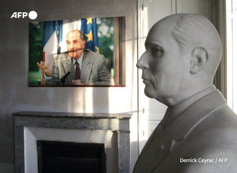 Un buste et une photographie de François Mitterrand le 24 décembre dans sa maison natale de Jarnac Derrick Ceyrac - AFP