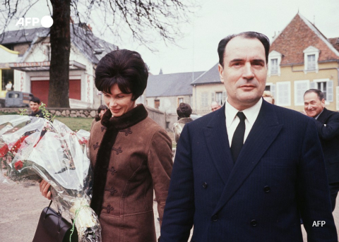 Danièle et François Mitterrand le 19 décembre 1965 à la sortie du bureau de vote à Chateau-Chinon - AFP