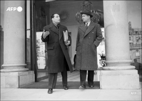François Mitterrand en 1947 sur le perron de l'Elysée - AFP