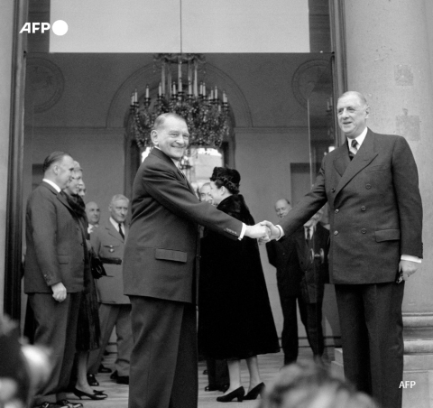 Le président sortant René Coty accueille le Général le 23 décembre 1958 à l'Elysée - AFP
