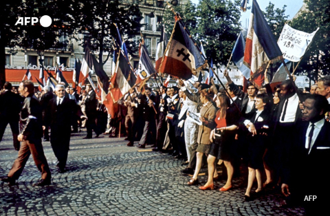 Des manifestants gaullistes le 30 mai 1968 sur les Champs-Elysées. - AFP