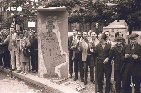 Des Parisiens se moquent de de Gaulle en mai 68. - AFP