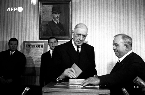 De Gaulle glissant son bulletin dans l'urne, le 27 avril 1969 - AFP