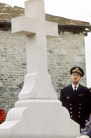 Philippe de Gaulle sur la tombe de son père le 12 novembre 1970. - AFP
