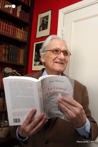 Le journaliste Jean Mauriac, 84 ans, à son domicile parisien en 2008. Pierre Verdy - AFP