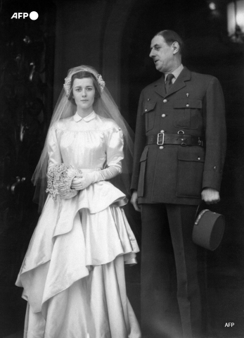 Charles de Gaulle et sa fille Elisabeth lors du mariage de la jeune fille en 1946. - AFP