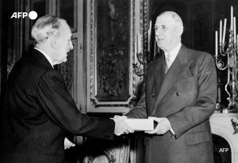 De Gaulle reçoit un exemplaire du Salut - AFP