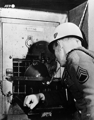 Photo prise en décembre 1945 d'un soldat américain regardant à l'intérieur de la cellule d'Hermann Goering - AFP