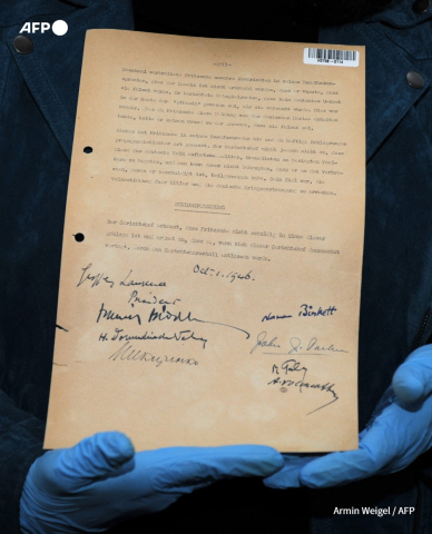 Photo du document original du verdict du procès de Nuremberg présentée en 2010 Armin Weigel - AFP