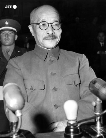 Photo datée du 26 décembre 1947 à Tokyo du général japonais Hideki Tojo devant le tribunal militaire international - AFP