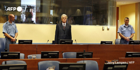 L'ancien leader serbe de Bosnie Radovan Karadzic (C) devant le Tribunal pénal international pour l'ex Yougoslavie Jerry Lampen - AFP