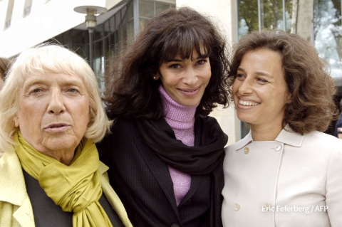 (G à D) Maya Picasso, l'arrière petite-fille de Renoir, Sophie, et Sandrine, descendante de Pissarro en 2005 à Paris - AFP