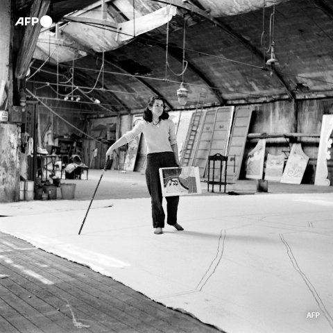 Françoise Gilot dans l'atelier de Picasso en 1953 - AFP