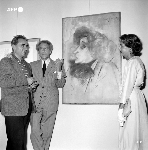 Jean Cocteau (C) fait découvrir en 1957 à Nice à Georges Clouzot une œuvre représentant l'écrivain défunte Colette. - AFP