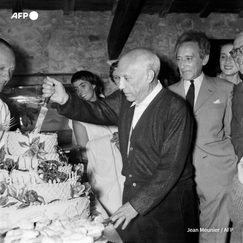Picasso fête son 75ème anniversaire à Vallauris le 25 octobre 1956. A droite, le poète et écrivain Jean Cocteau - Jean Meunier - AFP
