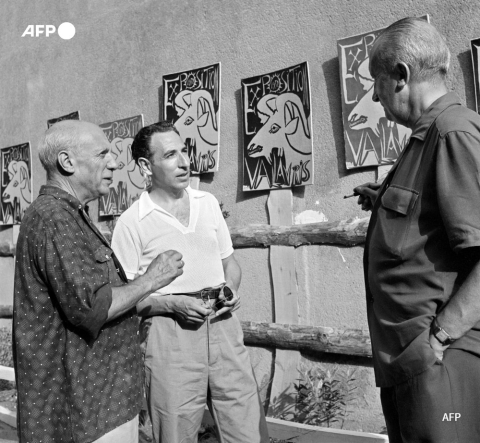 Pablo Picasso (G) présente ses affiches pour l'exposition de Vallauris à son ami le poète Paul Eluard (D), en août 1952 - AFP
