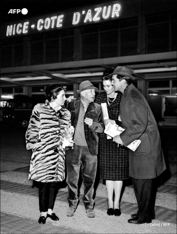 Le torero Luis Miguel Dominguin (D), sa femme l'actrice Lucia Bose (G) sont accueillis par les Picasso à Nice en 1963 - AFP