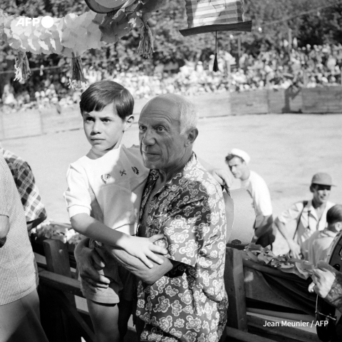 Picasso avec son fils Claude durant une corrida, à Vallauris, le 2 août 1954 Jean Meunier - AFP