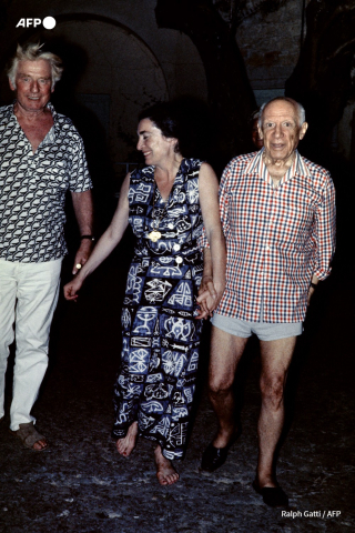 Picasso à Vallauris avec sa femme Jacqueline et le peintre français Edouard Pignon en août 1971 - Ralph Gatti - AFP