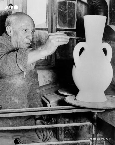 Pablo Picasso peint une poterie le 22 octobre 1961 dans l'atelier Madoura, Cité des Potiers, à Vallauris - AFP