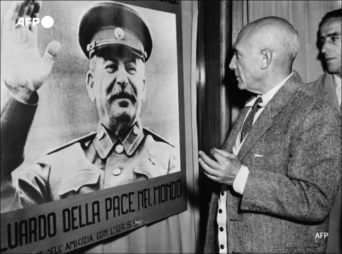 Picasso regarde le portrait de Staline le 1er novembre 1949 à Rome lors du congrès du Mouvement de la paix - AFP