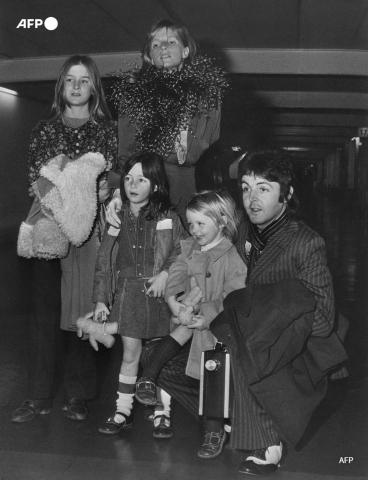 Le Beatles Paul McCartney, sa femme Linda et leurs filles Heather (G), Mary (C) et Stella (D) à l'aéroport de Londres le 14 juin 1975 - AFP