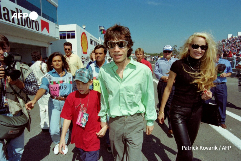 Mick Jagger avec sa femme Jerry Hall et leur fils, le 24 septembre 1995, au Grand Prix de Formule 1 d'Estoril (Portugal) Patrick Kovarik - AFP