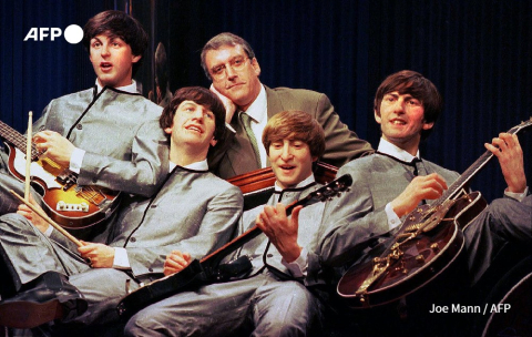 Les Beatles en cire à Melbourne (de G à D Paul, Ringo, John et George) devant le directeur du Musée Tussaud de Londres, Andrew Tansley Joe Mann - AFP