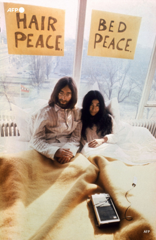 Le 27 mars 1969, John Lennon (G) et Yoko Ono (D) à Amsterdam pendant leur Bed In d'une semaine pour protester contre la violence - AFP