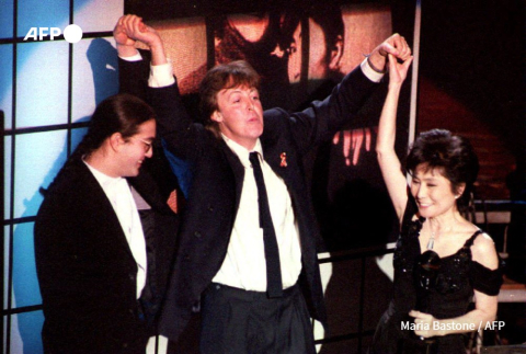 L'ex-Beatles Paul McCartney (C) avec Yoko Ono (D) et Sean Lennon (G), épouse et fils de John, le 19 janvier 1994 à Hollywood - AFP