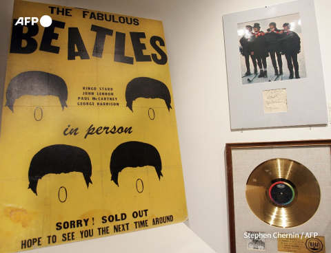 Un poster des Beatles, une photo signée et un disque record mis aux enchères par Christie's à New York, le 21 novembre 2005 Stephen Chernin - AFP