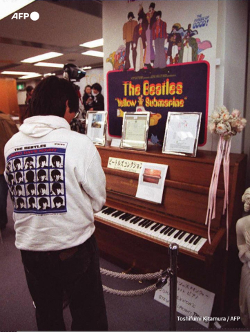 Le piano Steinway de John Lennon mis aux enchères à Tokyo, le 22 mars 1997 - AFP